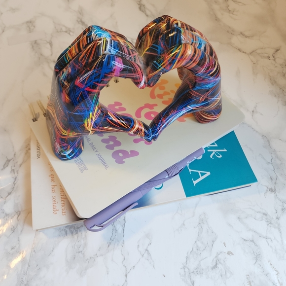 1pc Sculpture of hands with heart in colorful resin POSH LOVE decoration - Picture 5 of 11